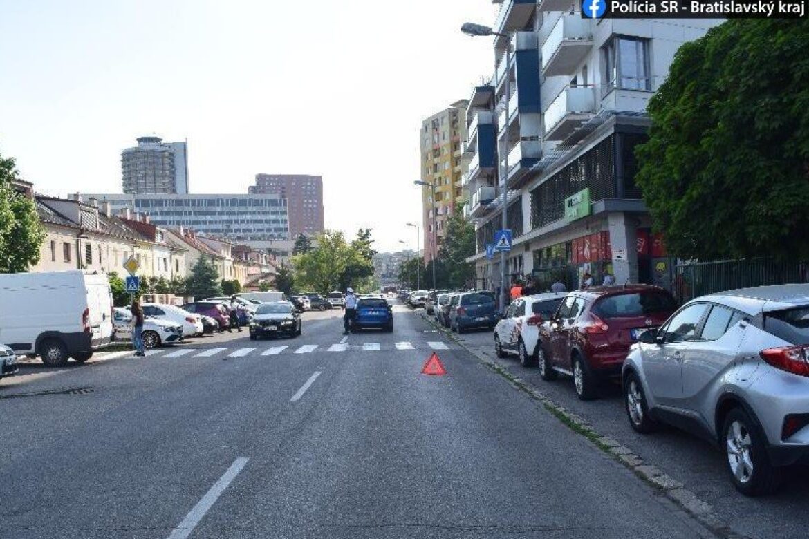 Na priechode pre chodcov v Bratislave zrazilo 14-ročného chlapca auto