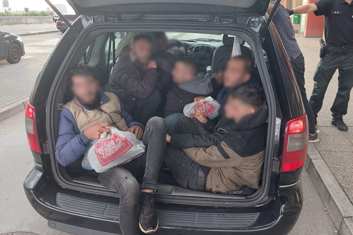 Policajti zadržali nelegálnych migrantov na hraniciach s Maďarskom