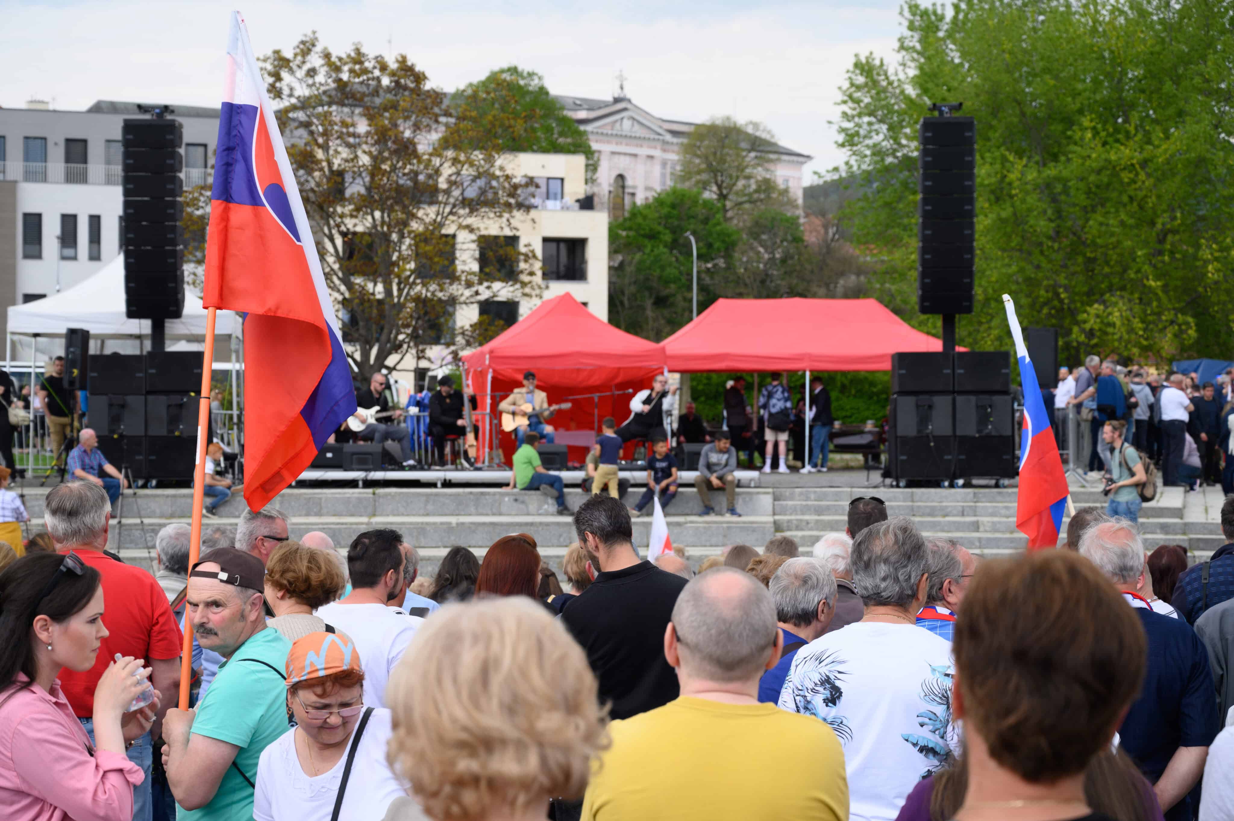 Aktuálne: Na Svätoplukovom námestí v Nitre protestujú proti progresivizmu