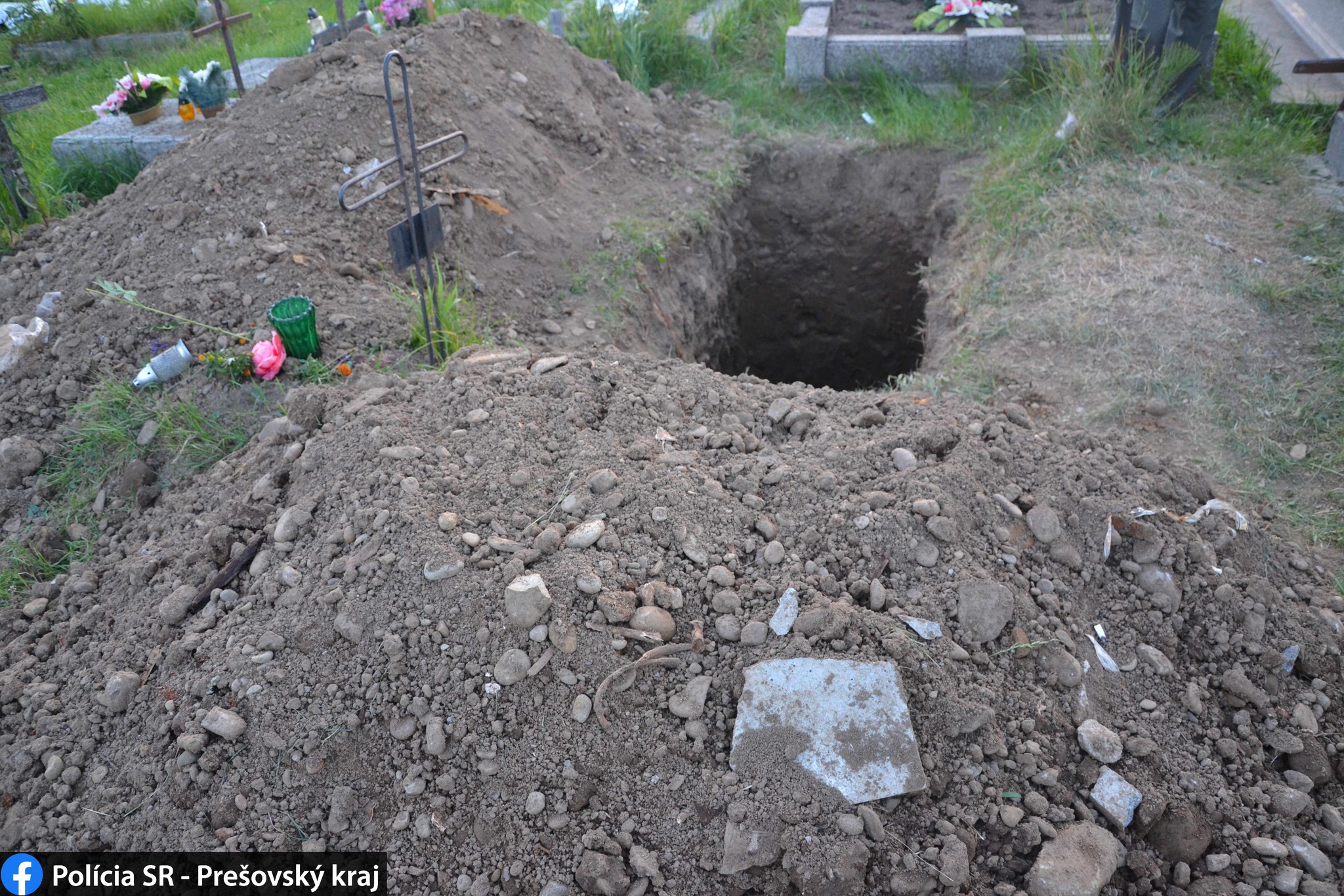 Vandali vykopali na cintoríne ľudské kosti. Foto: FB polícia Prešov