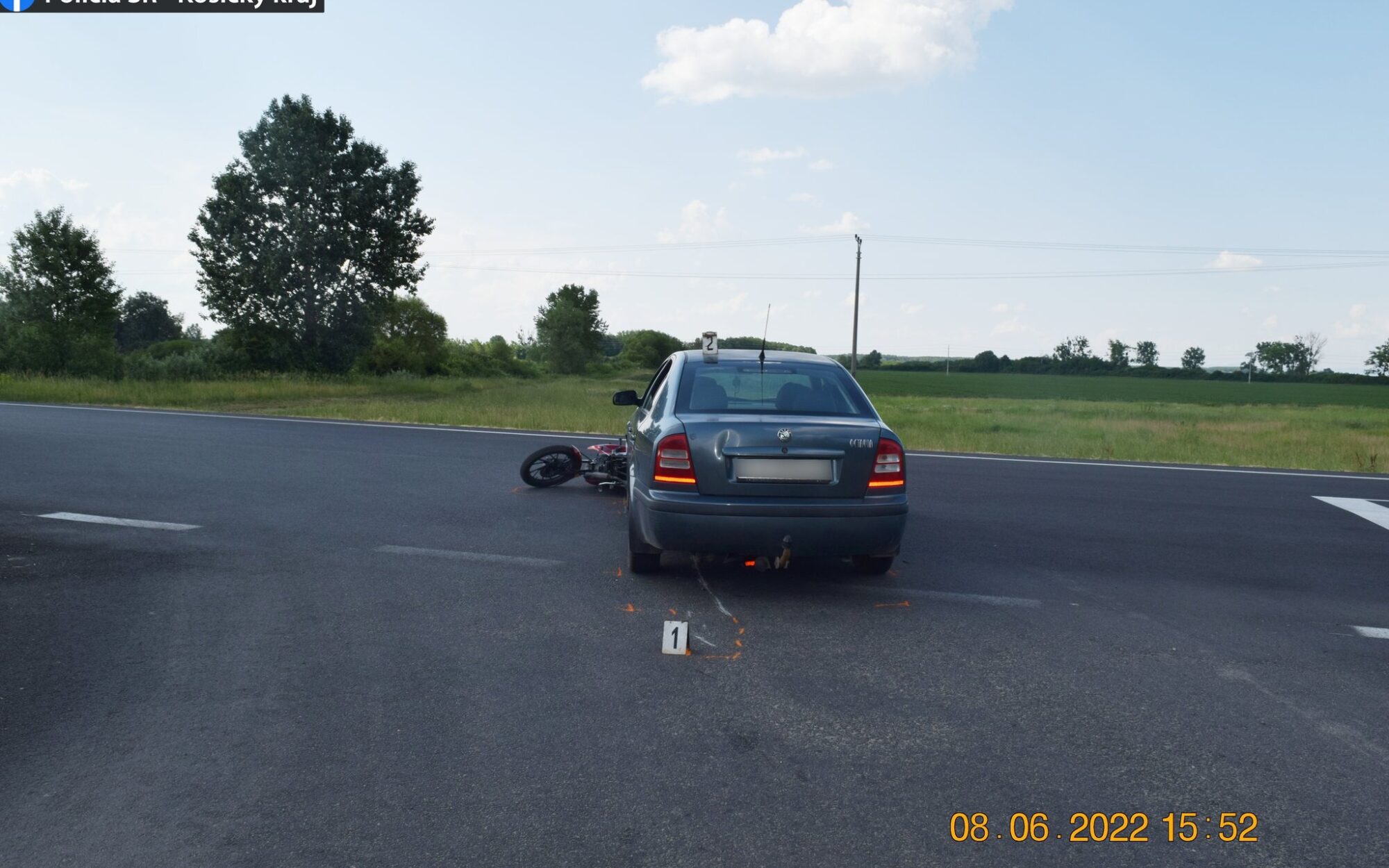 Motocyklista pri nehode v okrese Trebišov utrpel ťažké zranenia. Zdroj: KR PZ KE