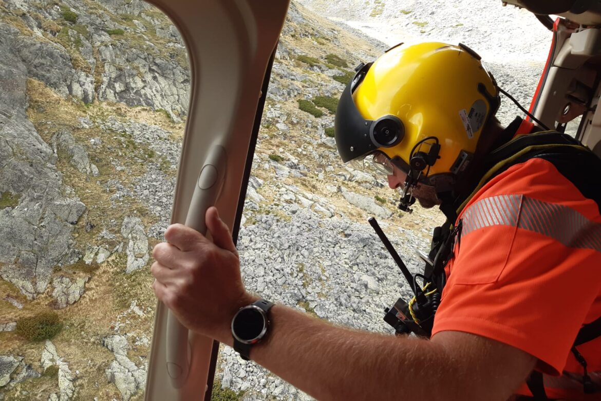 Leteckí záchranári z Popradu pomáhali zranenému baníkovi aj českému turistovi
