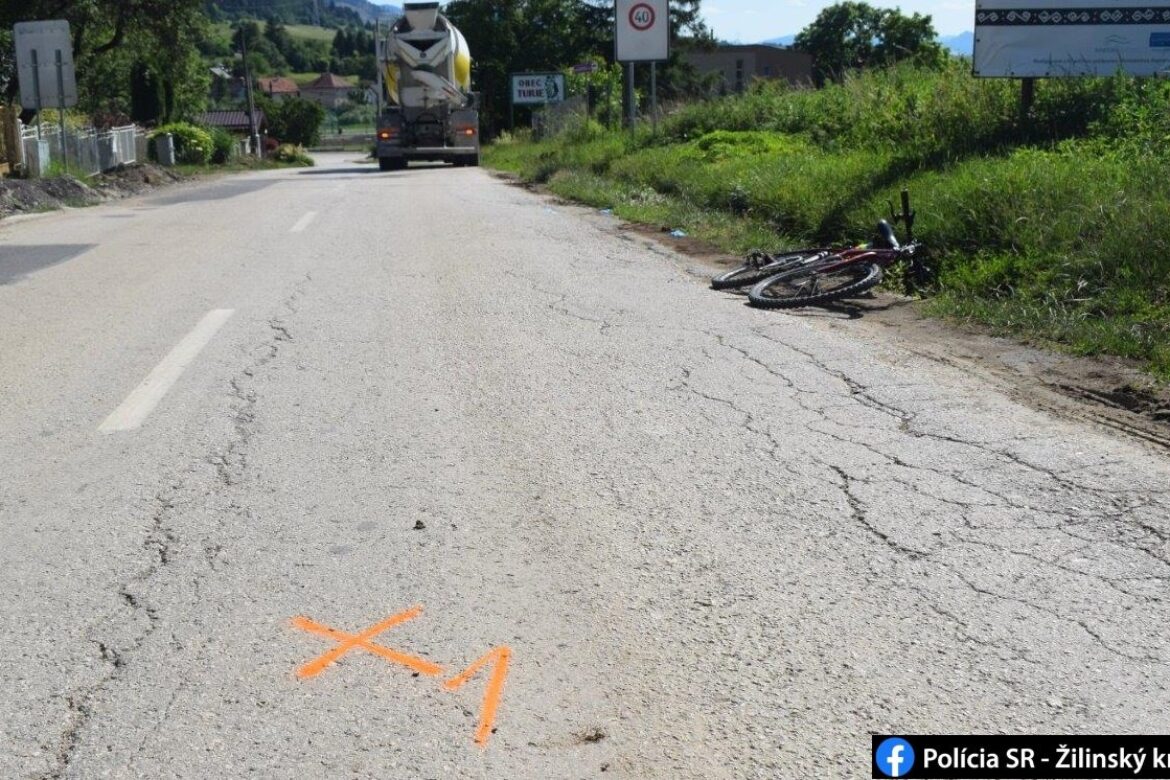 Policajti hľadajú svedkov nehody cyklistu v obci Turie