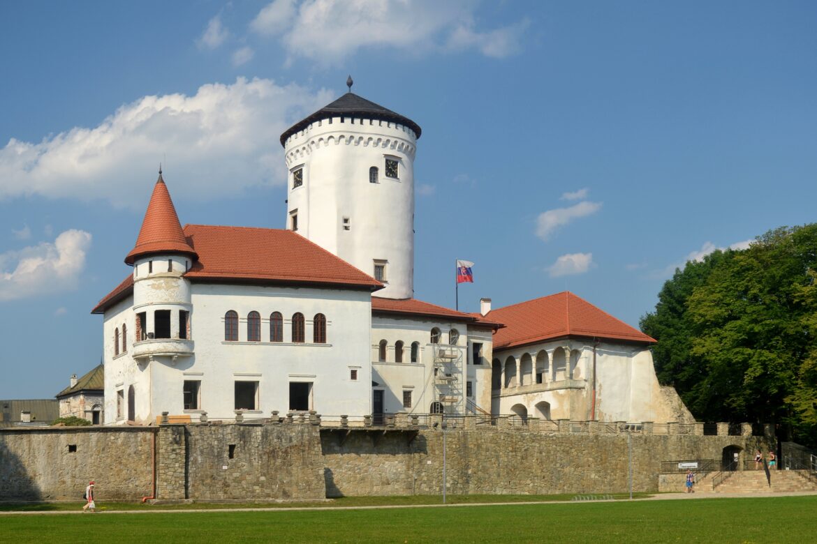 V Budatínskom hrade pripomenú atmosféru z čias grófa Gejzu Čákiho. Zdroj: wikipedia.org