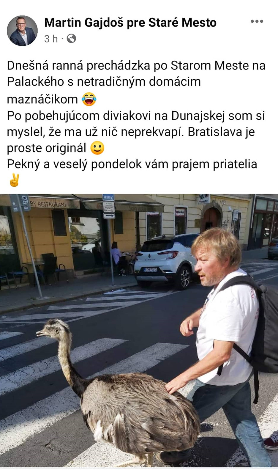 Po centre hlavného mesta sa premával živý emu. Zdroj: Martin Gajdoš pre Staré Mesto/FB