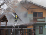 Ilustračné. Hasiči zasahujú pri požiari domu po zásahu bleskom v Brezovici. Zdroj: minv.sk
