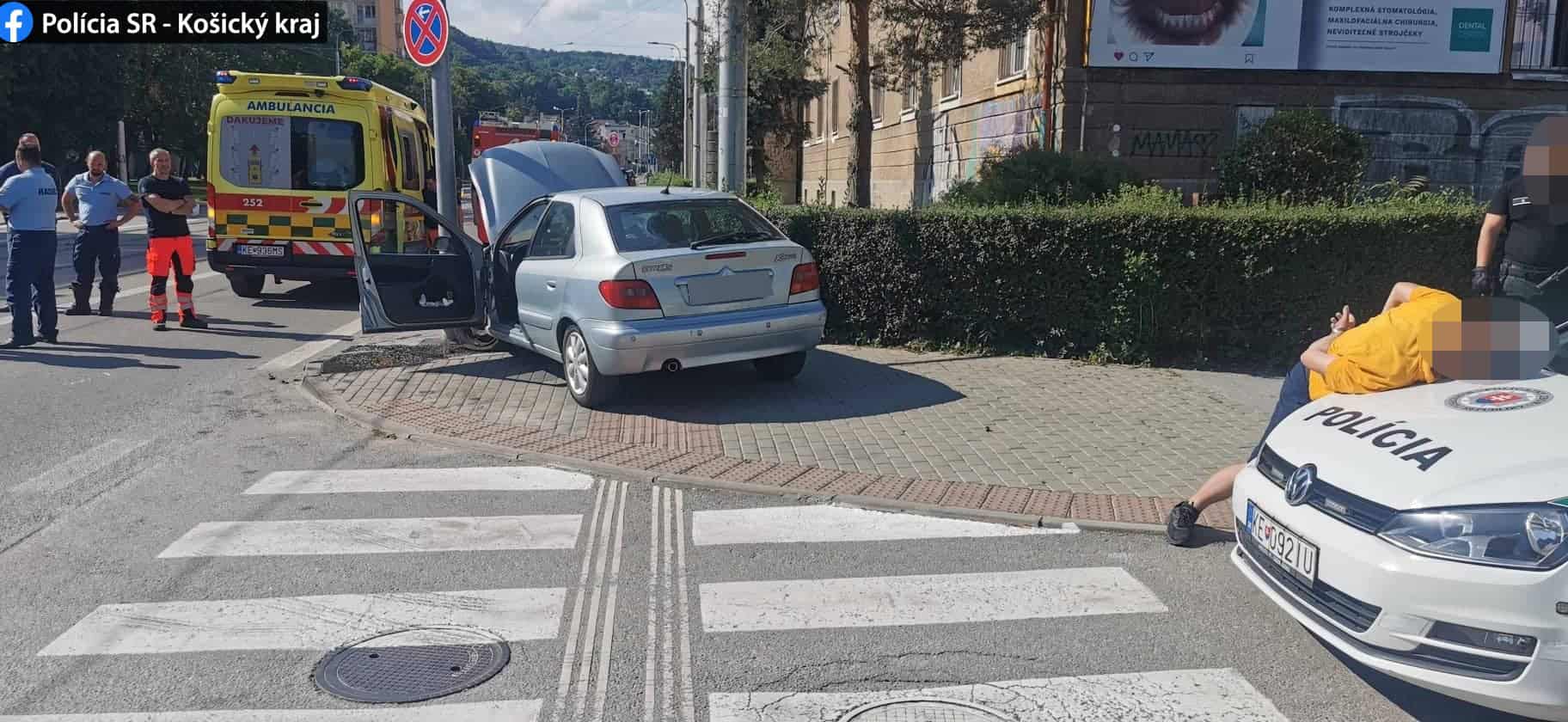 Najskôr nabúral do iného auta, potom do stožiaru. Fúkať odmietol
