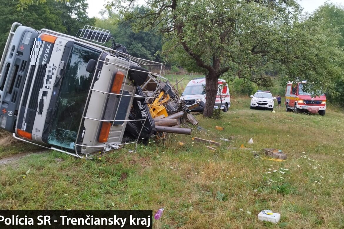 Pri dopravnej nehode nákladného vozidla sa zranila jedna osoba. Zdroj: KR PZ TT