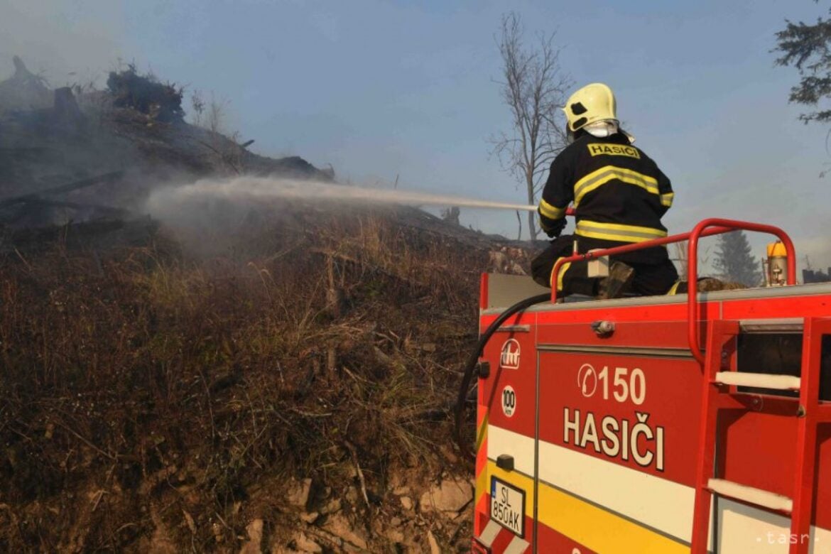 Požiar popri železničnej trati hasiči likvidovali 24 hodín. Zdroj: TASR