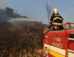 Požiar popri železničnej trati hasiči likvidovali 24 hodín. Zdroj: TASR