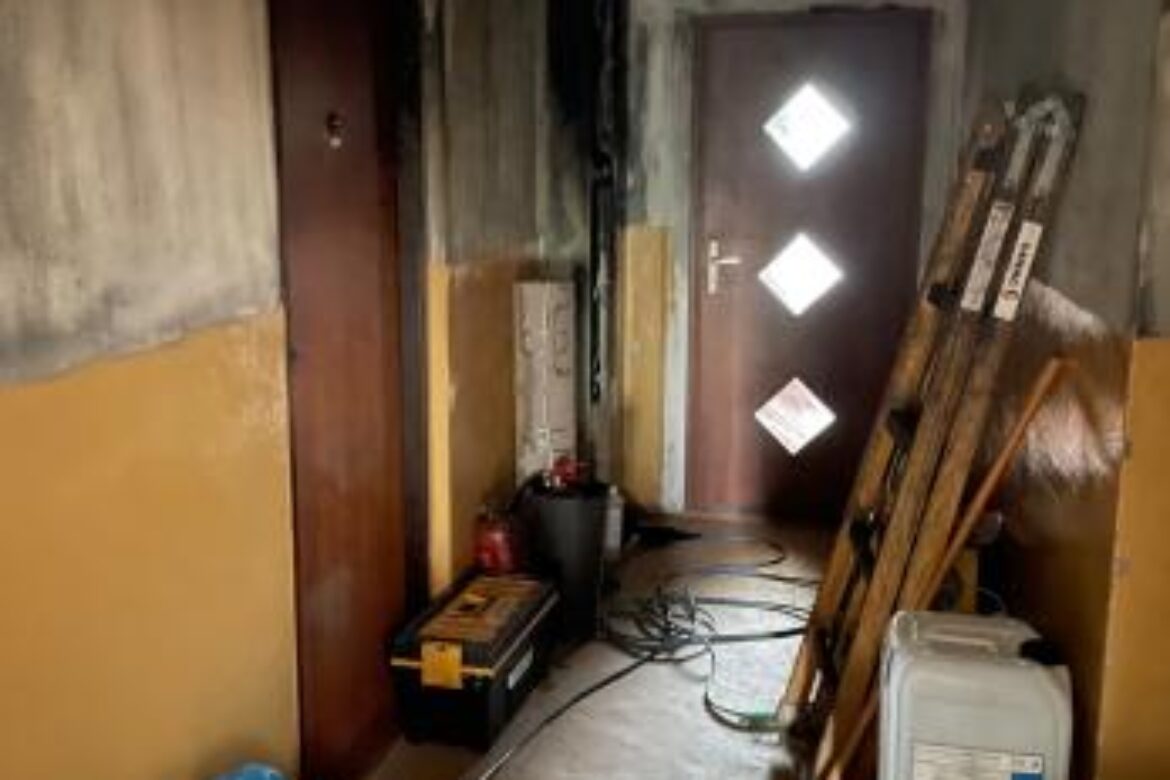 Rekonštrukciu domu po požiari by mali ukončiť do septembra. Zdroj: TASR
