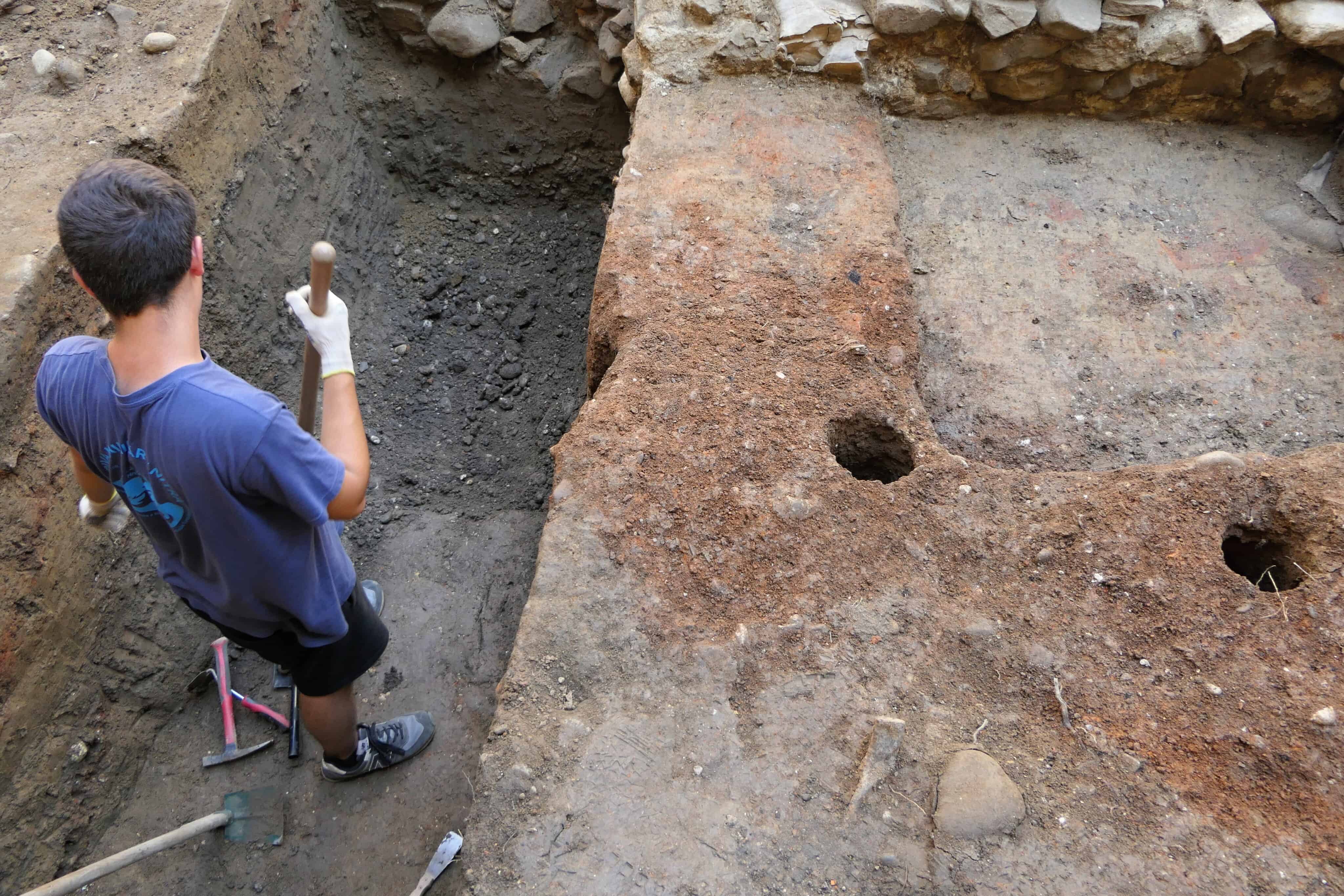 Archeológovia v Ostrej Lúke objavili najstarší kostol na strednom Pohroní, našli aj detský hrob