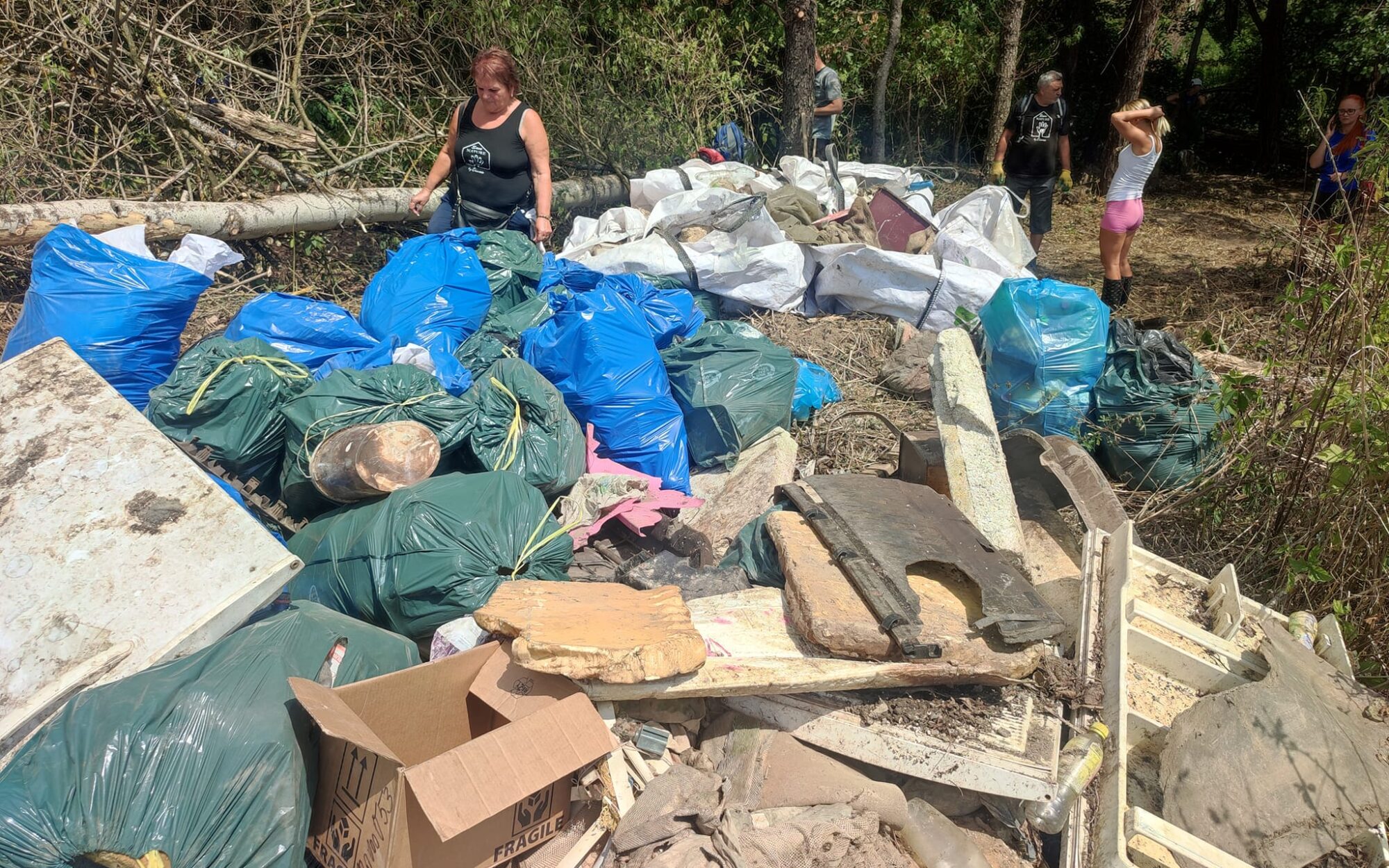 Miestni vyzbierali haldy odpadu. Zdroj: Kosit