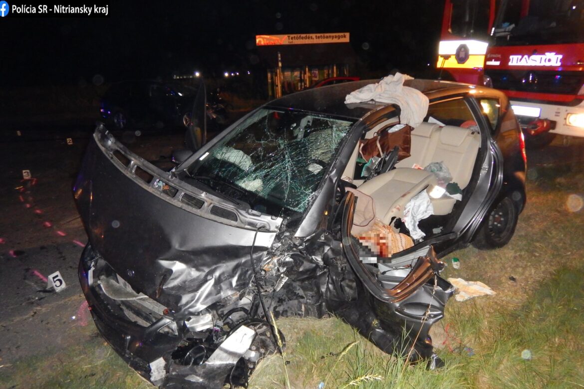 Pri čelnej zrážke dvoch vozidiel sa ťažko zranili obaja vodiči