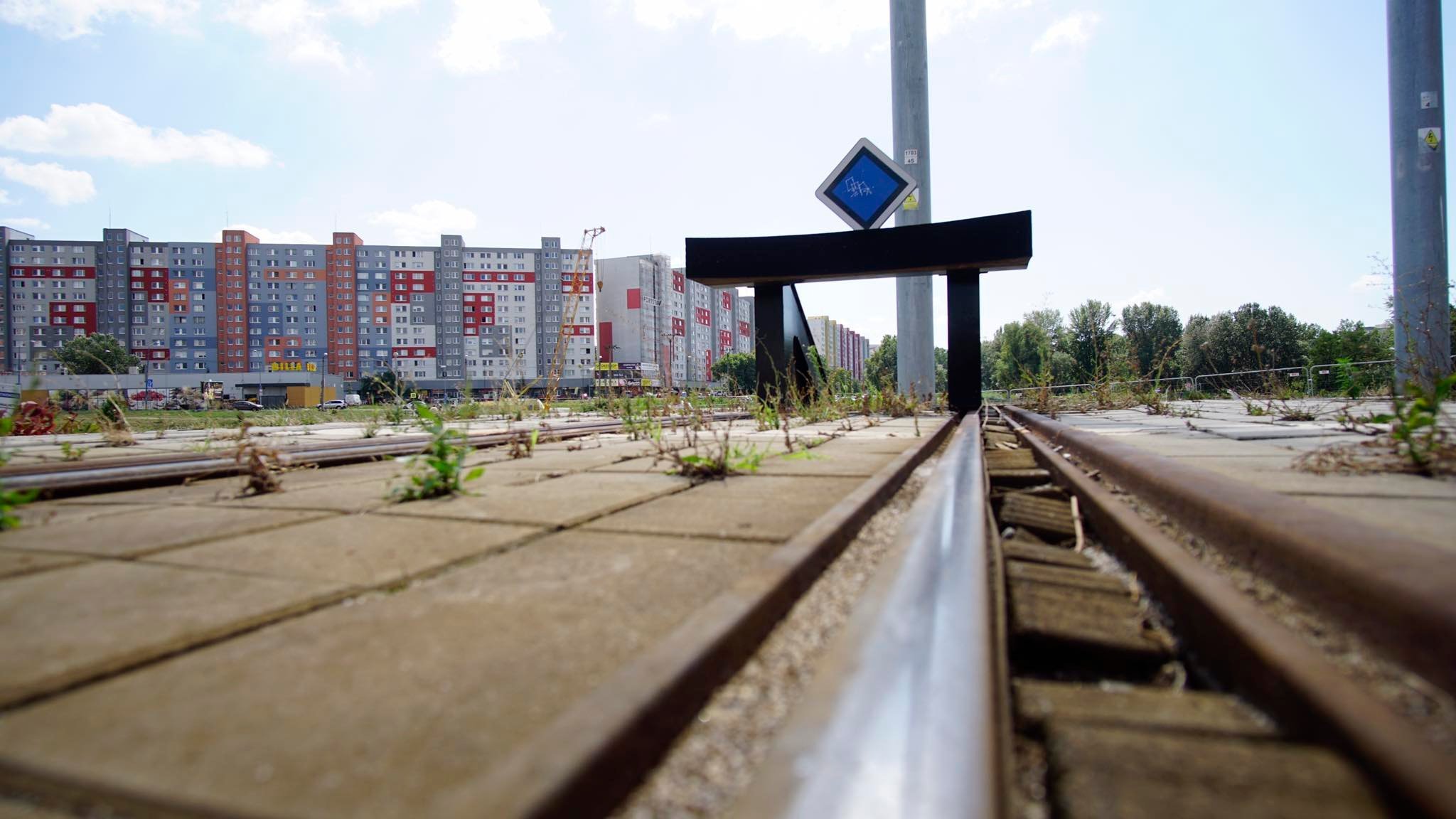 Práce na električkovej trati v Petržalke by sa mali opäť rozbehnúť