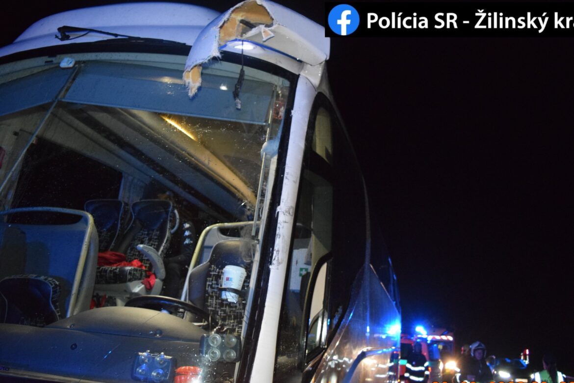 Zrážka autobusu a nákladného auta v Černovej si vyžiadala troch zranených