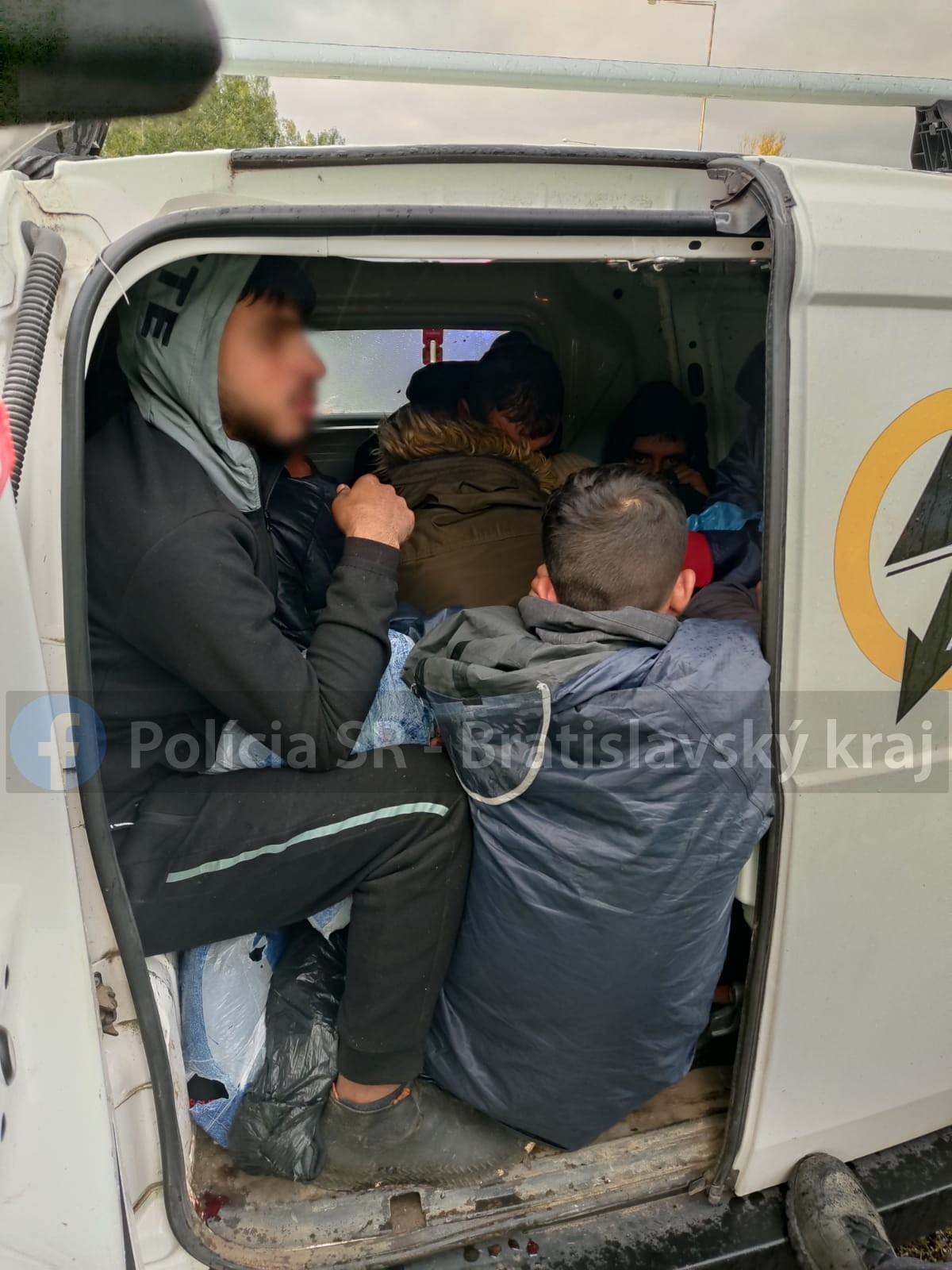 Polícia zadržala v blízkosti hranice s Maďarskom za jeden deň vyše 60 migrantov