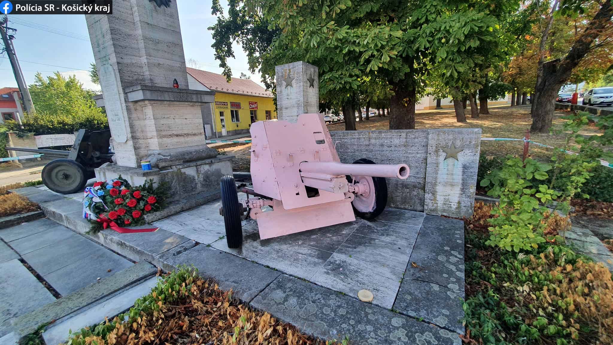 Polícia chytila muža, ktorý pomaľoval delo na ružovo