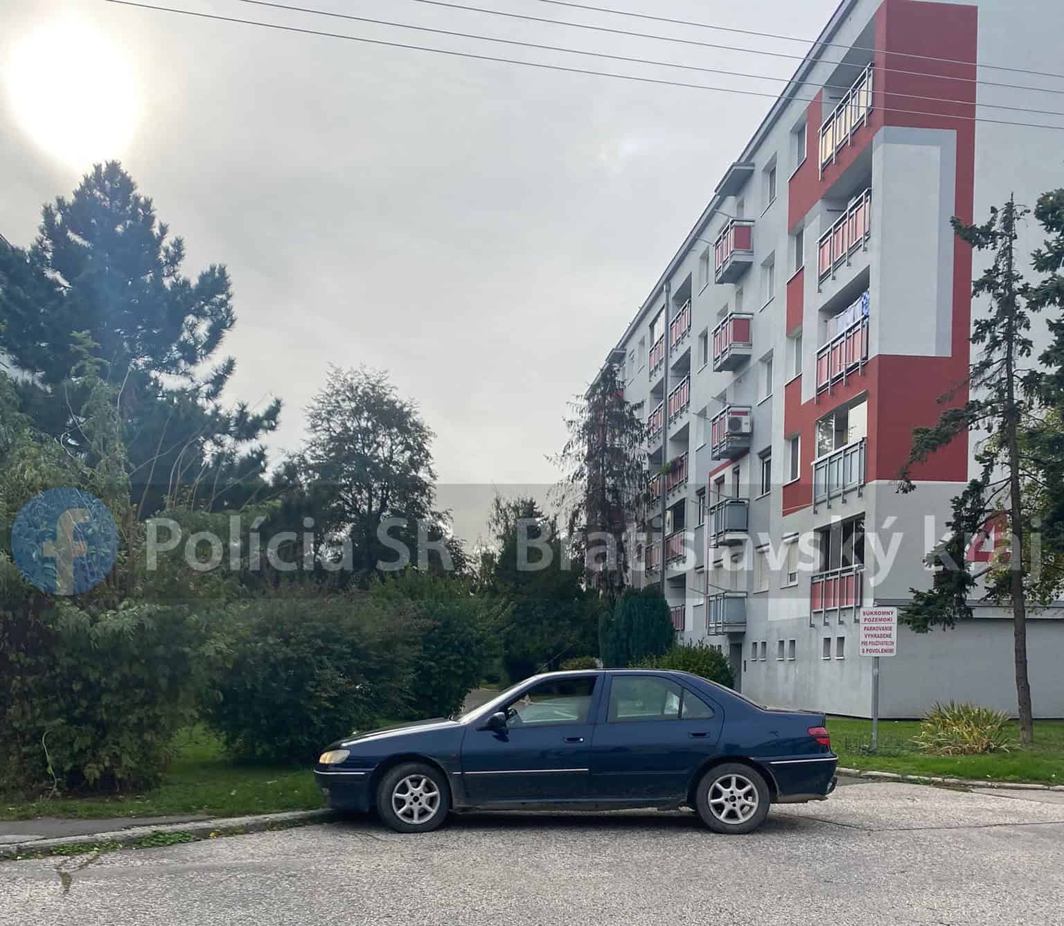 Dal si šlofíka v naštartovanom aute rovno pri vjazde na parkovisko. Dôvodom boli drogy