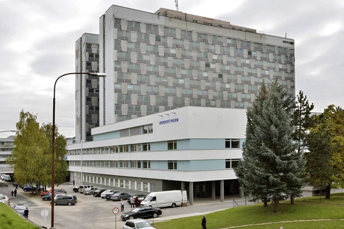 V Rooseveltovej nemocnici začali s búraním objektu bývalej vrátnice