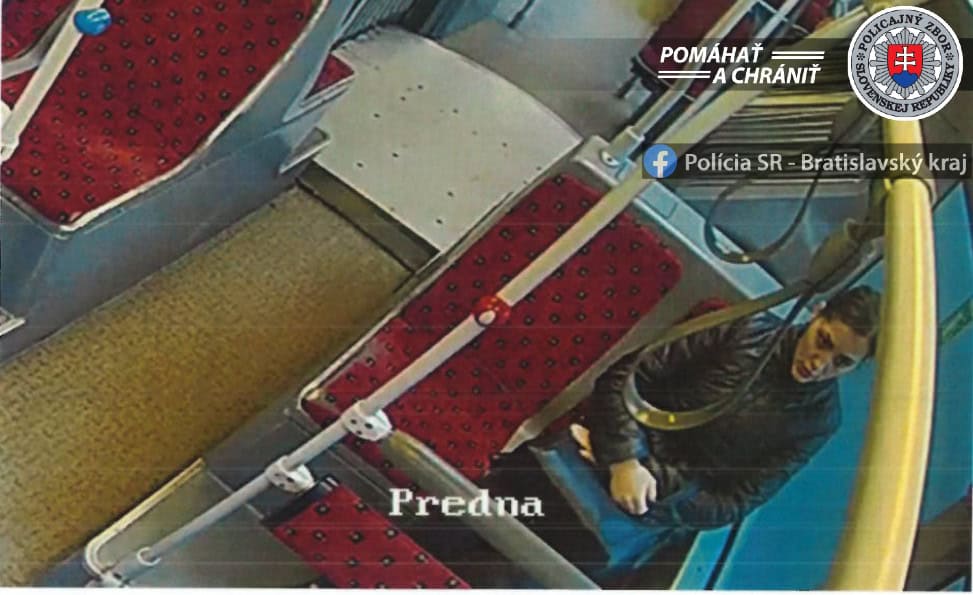 Svedectvo TEJTO ženy môže byť kľúčové pri objasnení nehody autobusu, ktorý zabil muža. POZNÁTE ju?