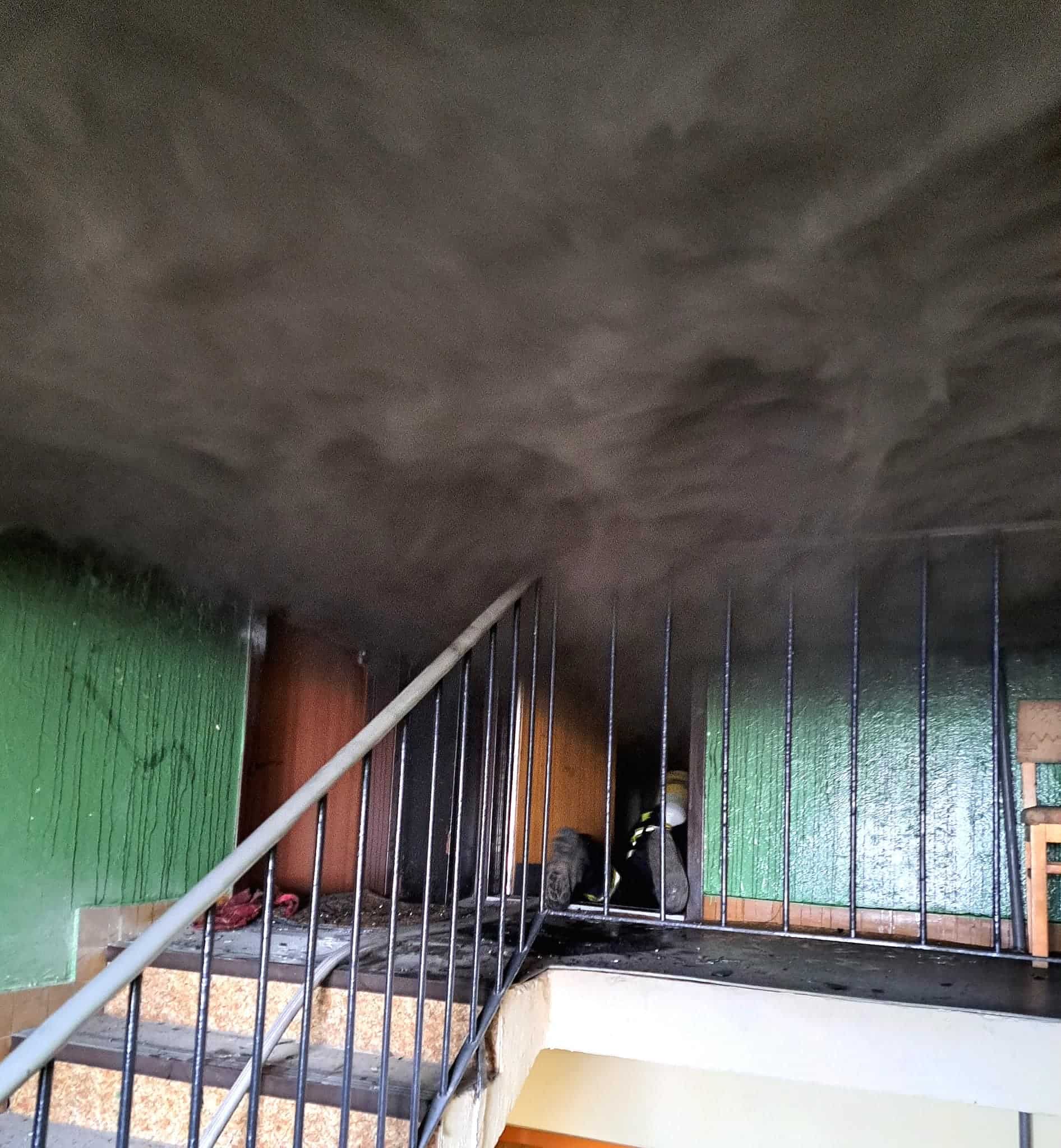 V Šali horelo! Hasiči evakuovali pri požiari bytu päť ľudí