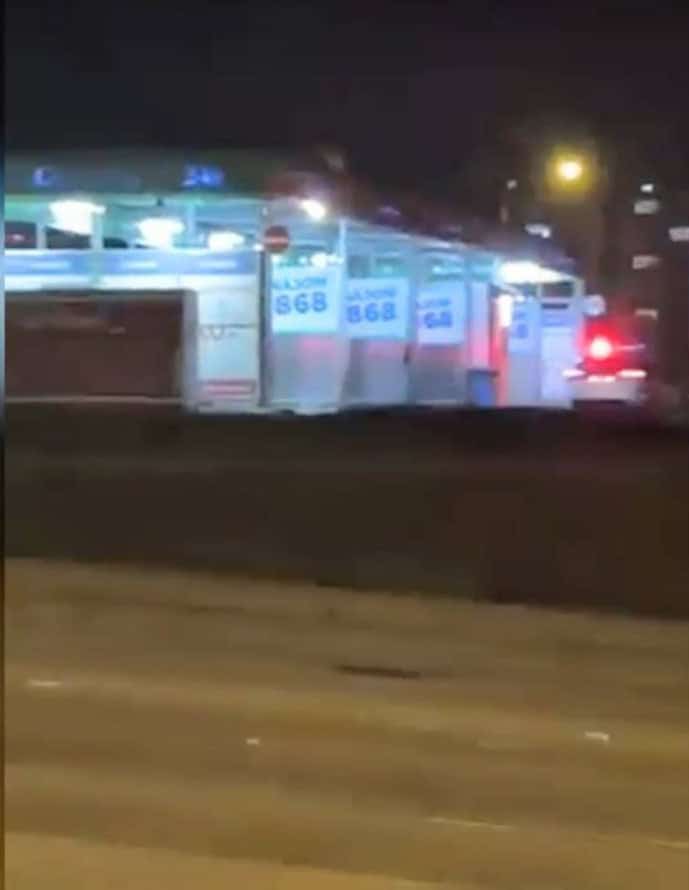 VIDEO Tak TOTO sa len tak nevidí! Vodič sa snažil uniknúť policajtom cez autoumyváreň