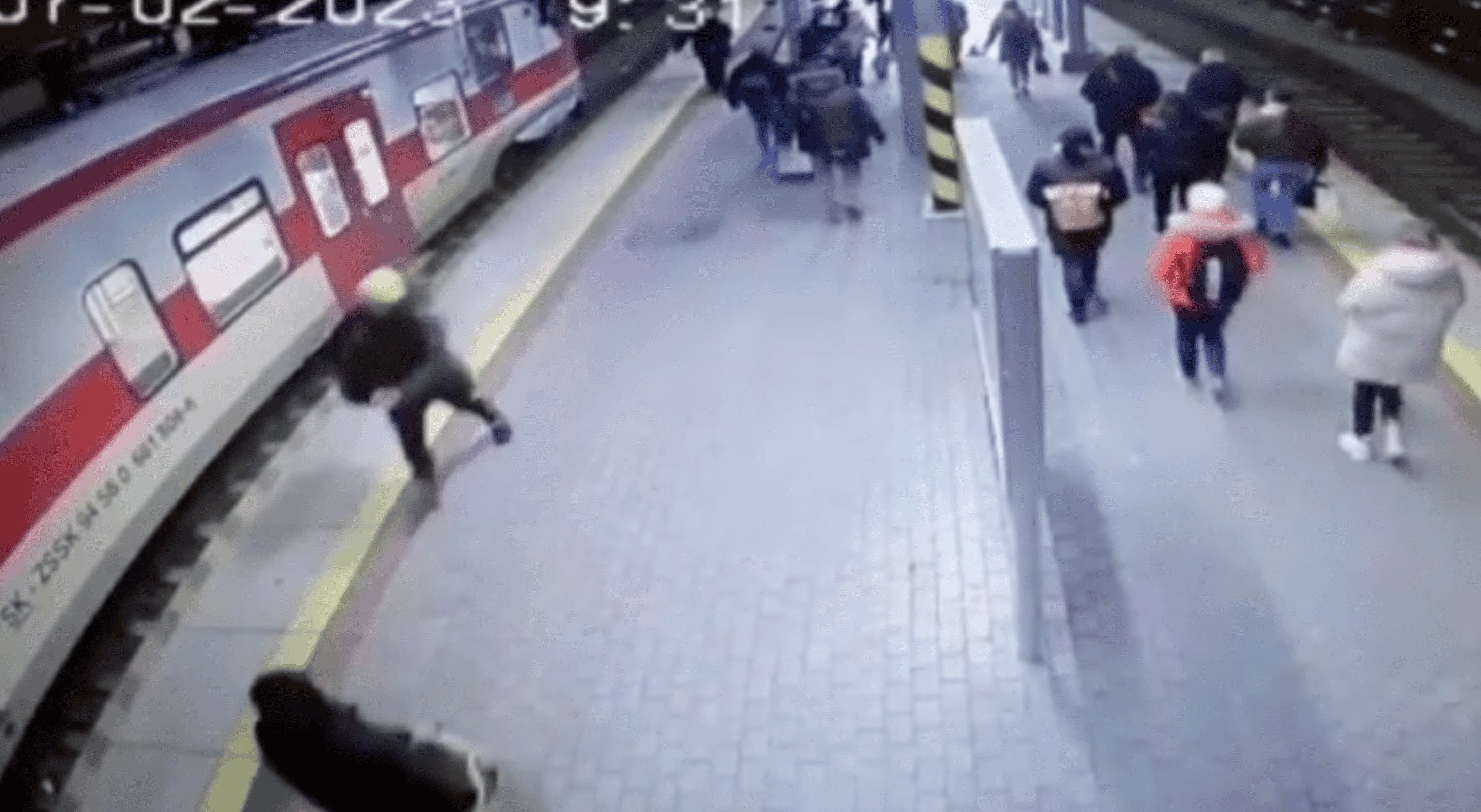 ŠOKUJÚCE VIDEO zo železničnej stanice: Vlak ŤAHAL ženu za nohu desiatky metrov
