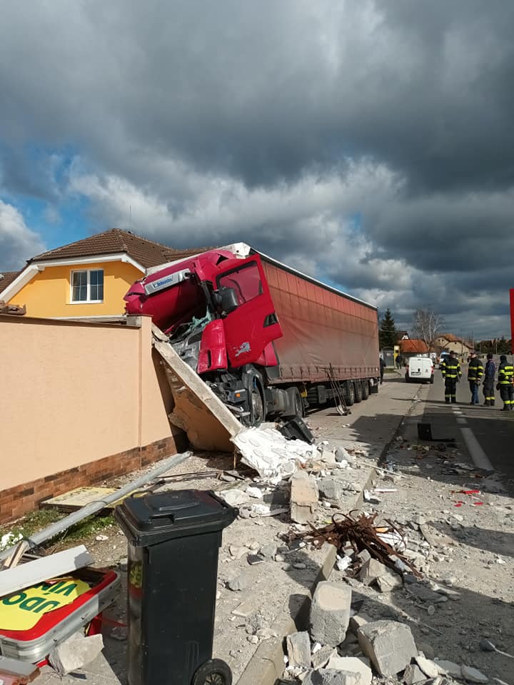Havária kamiónu v Preseľanoch. Zdroj: FB/Martin Gregorík