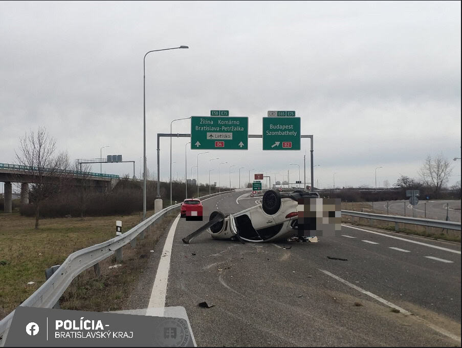 DESIVÁ nehoda na diaľnici! Auto sa prevrátilo na strechu