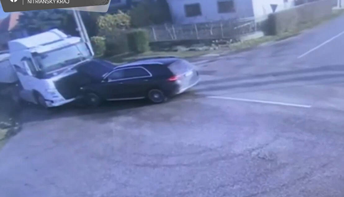 VIDEO Brutálna ZRÁŽKA, autá vpálili do kamióna! Zábery, z ktorých mrazí