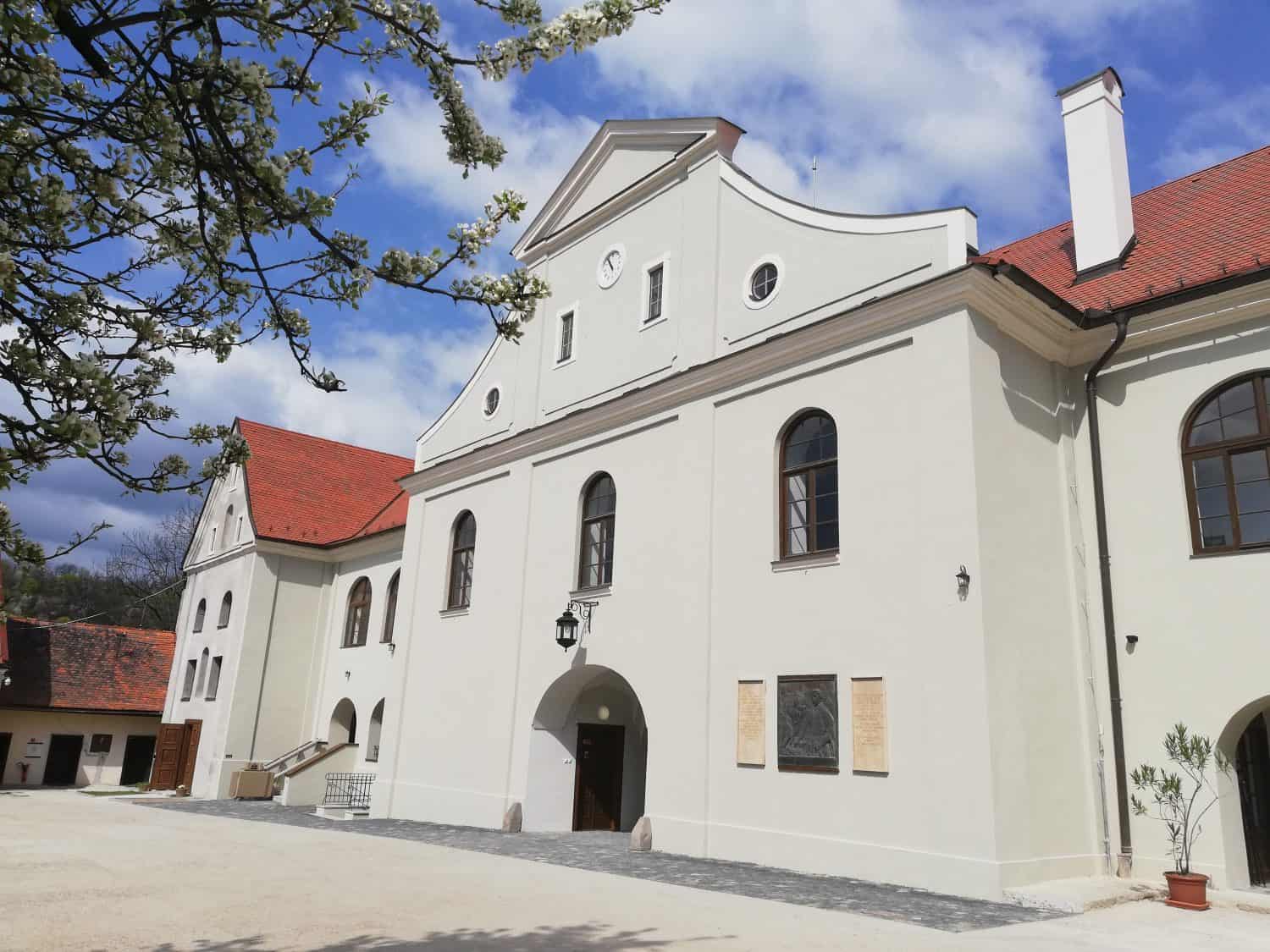 Pozrite si unikátnu zbierku: V Modrom Kameni nájdete viac ako 3000 bábok a legendárneho Kuka