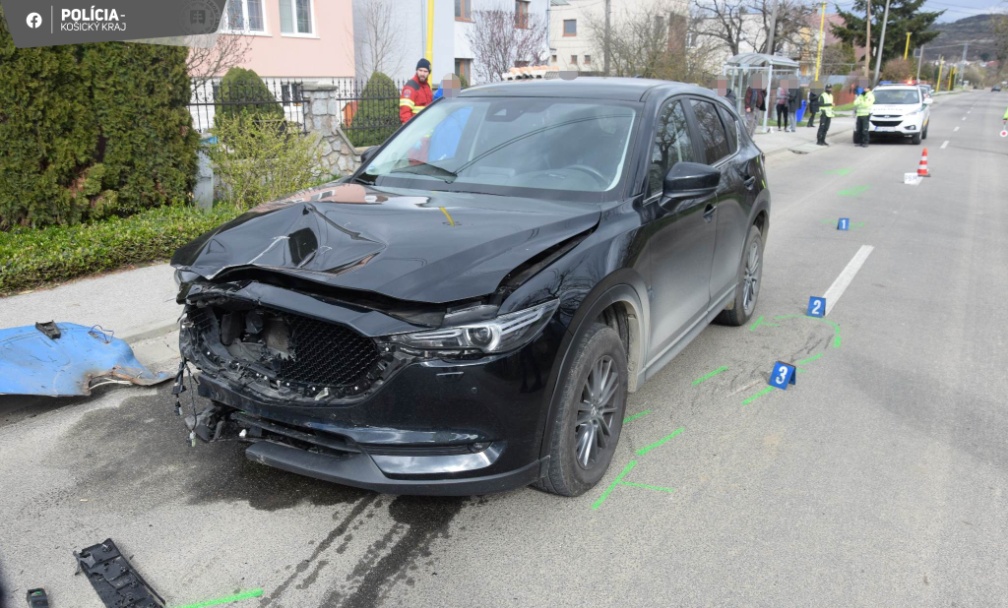 Tragická zrážka auta a traktoru, Sady nad Torysou. Zdroj: FB/Polícia SR