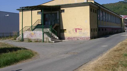 Budova bývalej školskej jedálne pri strednej škole je stále na predaj