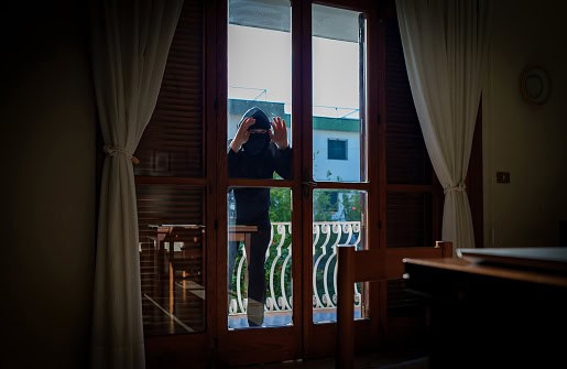 Vlámanie do rodinného domu v Prešove: Zlodej spôsobil škodu 5000 eur, polícia vyšetruje