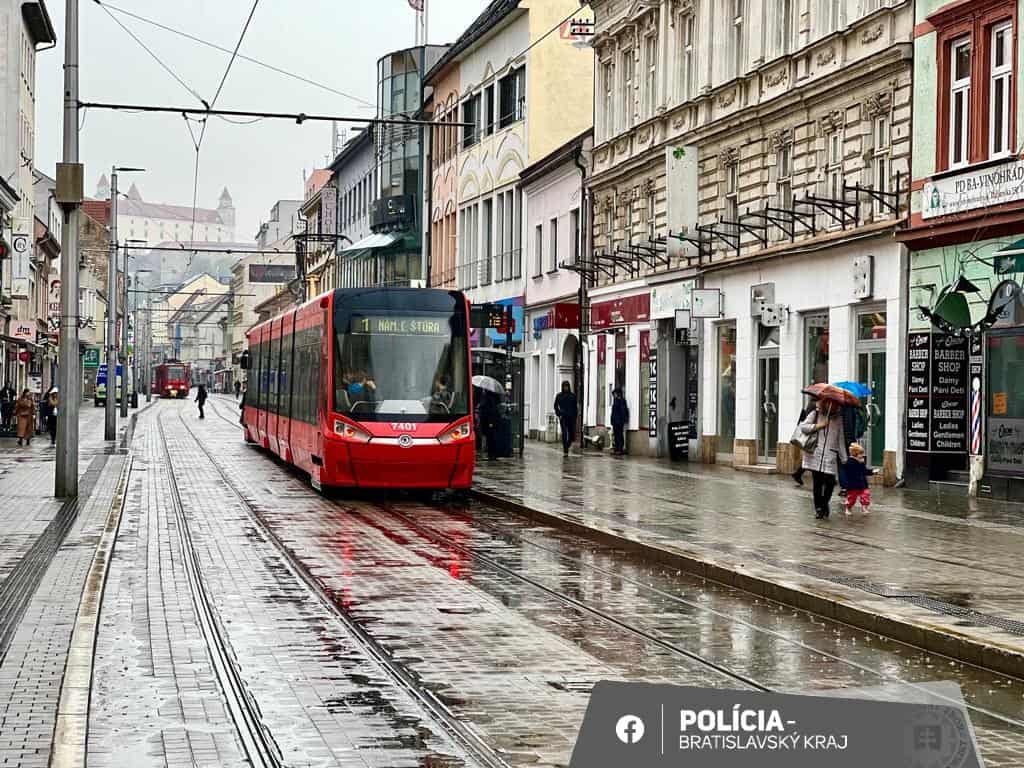 Nalej, lebo ťa podrežem! Agresívny hosť skončil v rukách policajtov