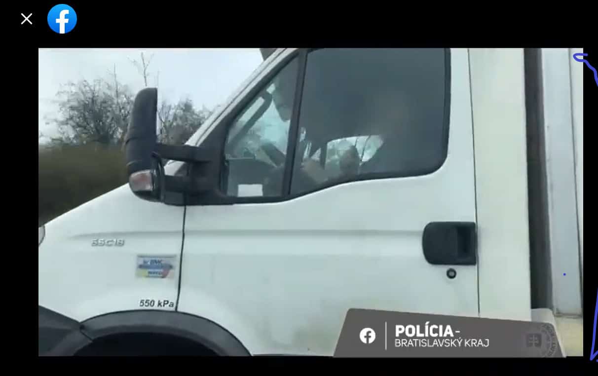 Policajti neverili vlastným očiam. Vodič si počas jazdy čítal faktúry