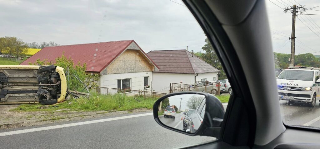 Nehoda Veľký Lapáš. Zdroj: FB/Dopravný servis-Nitra a okolie