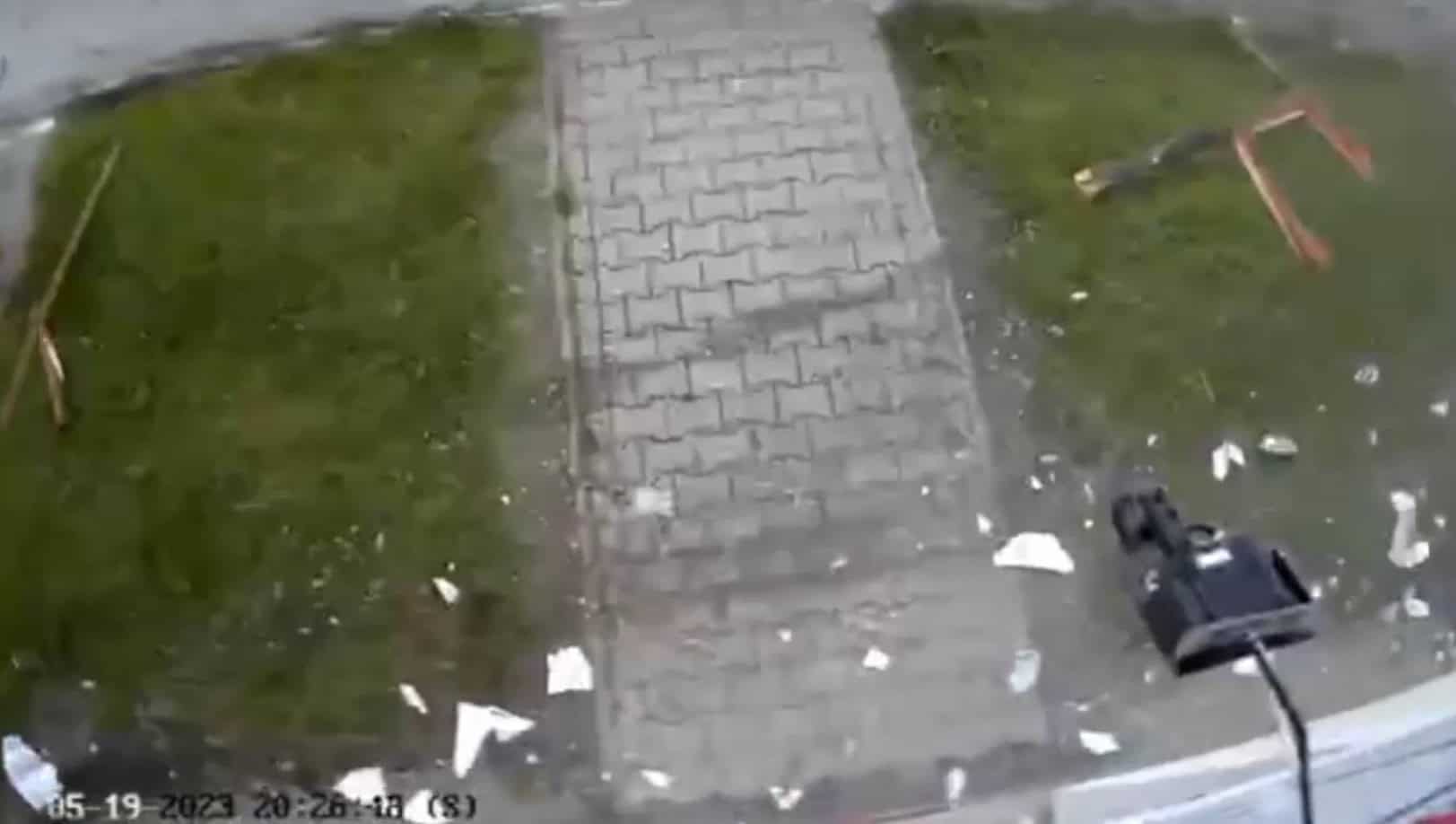 AUTENTICKÉ ZÁBERY z brutálnej nehody! Auto doslova preletelo chodníkom: Zanechalo EXTRÉMNU spúšť