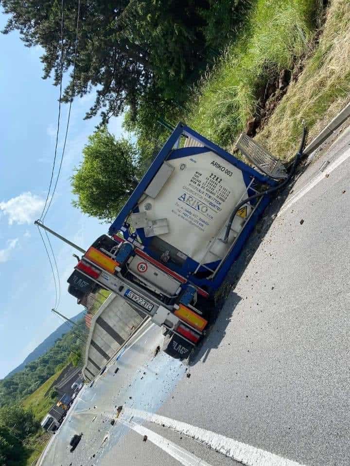 AKTUÁLNE FOTO Vážna nehoda KAMIÓNU! Leží PREVRÁTENÝ na ceste: Doprava je ODKLONENÁ, zasahujú policajti aj SANITKA