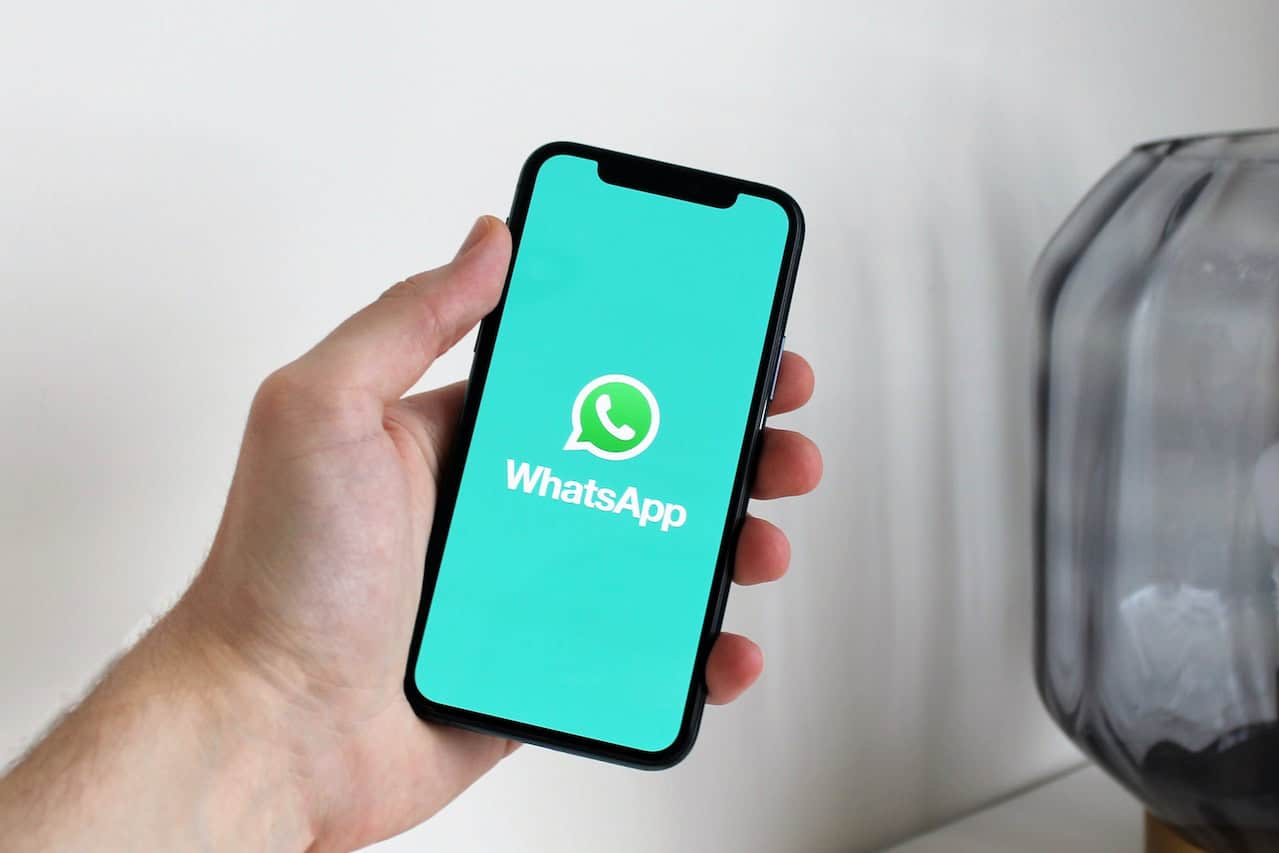 Polícia varuje: V Bratislavskom kraji pribúda podvodov cez WhatsApp, ľudia prichádzajú o peniaze