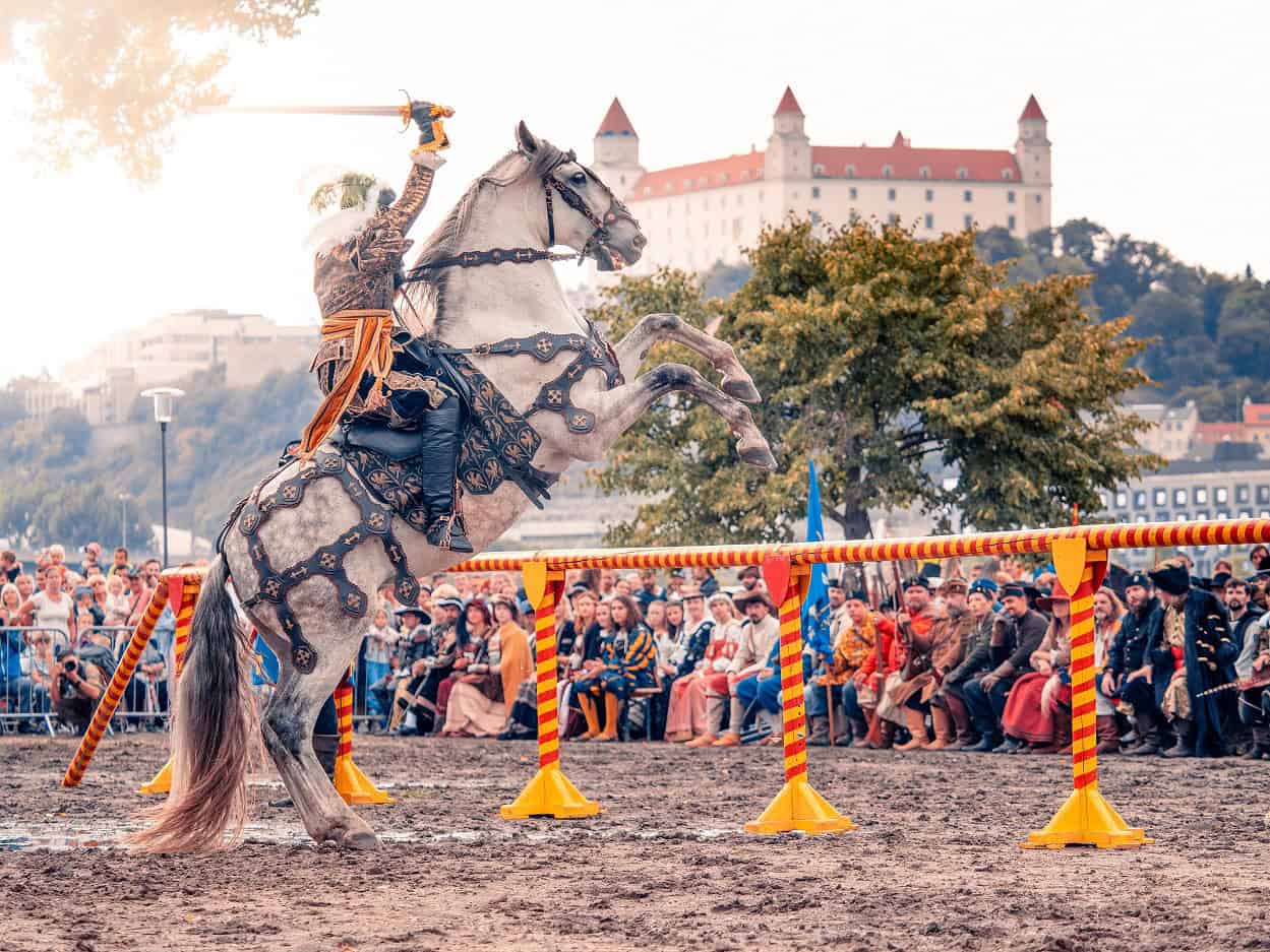 Rytieri, šľachta aj korunovaný kráľ budú opäť v Bratislave