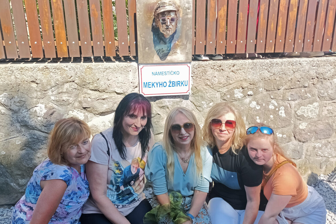 Trnavá Hora: Pri rodnom dome otca Miroslava Žbirku odhalili spevákovu bustu