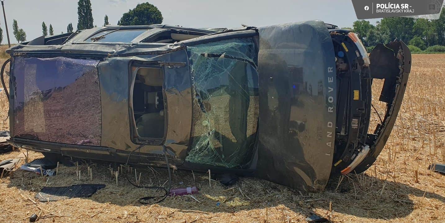 Pri nehode v okrese Pezinok sa prevrátilo auto, vodička zahynula