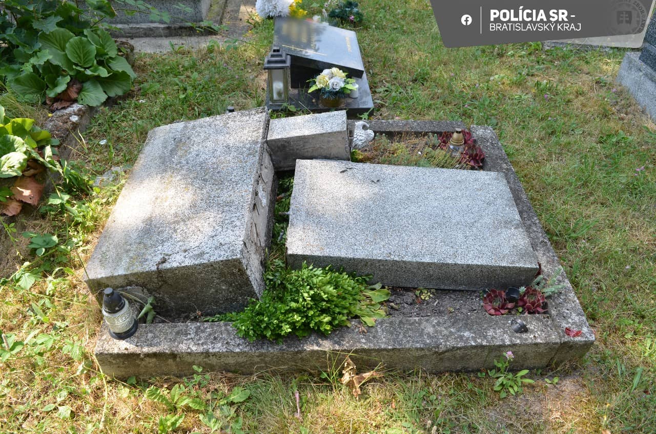 Vandal poškodil viaceré náhrobné kamene na cintoríne v Modre