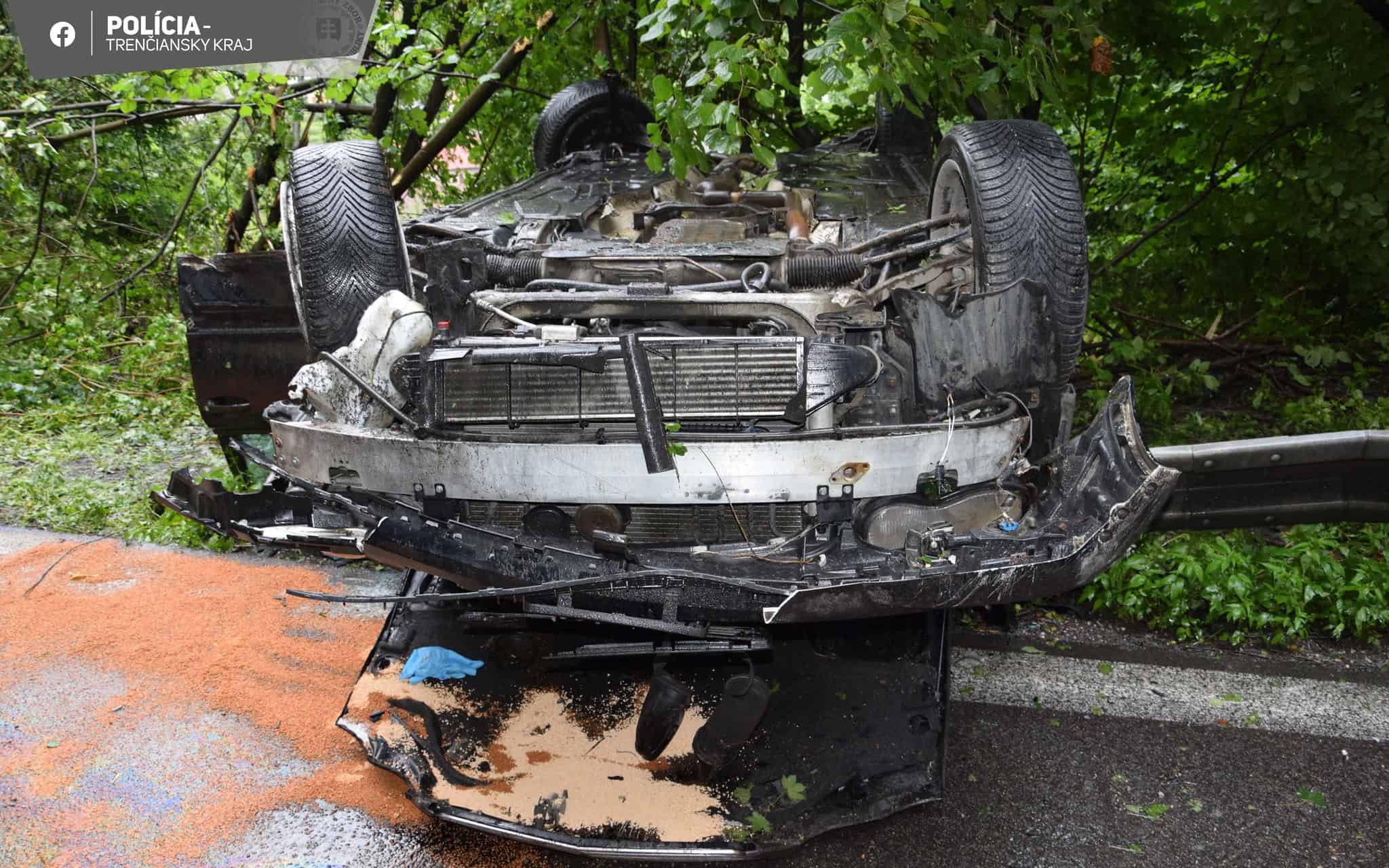 Vážna nehoda. Auto narazilo do stromu a zostalo na streche