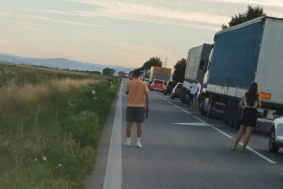 AKTUÁLNE FOTO VÁŽNA NEHODA Na ceste sa ZRAZILI dve autá! Hlásia ZRANENÝCH: Zasahujú viaceré SANITKY, úsek je NEPREJAZDNÝ