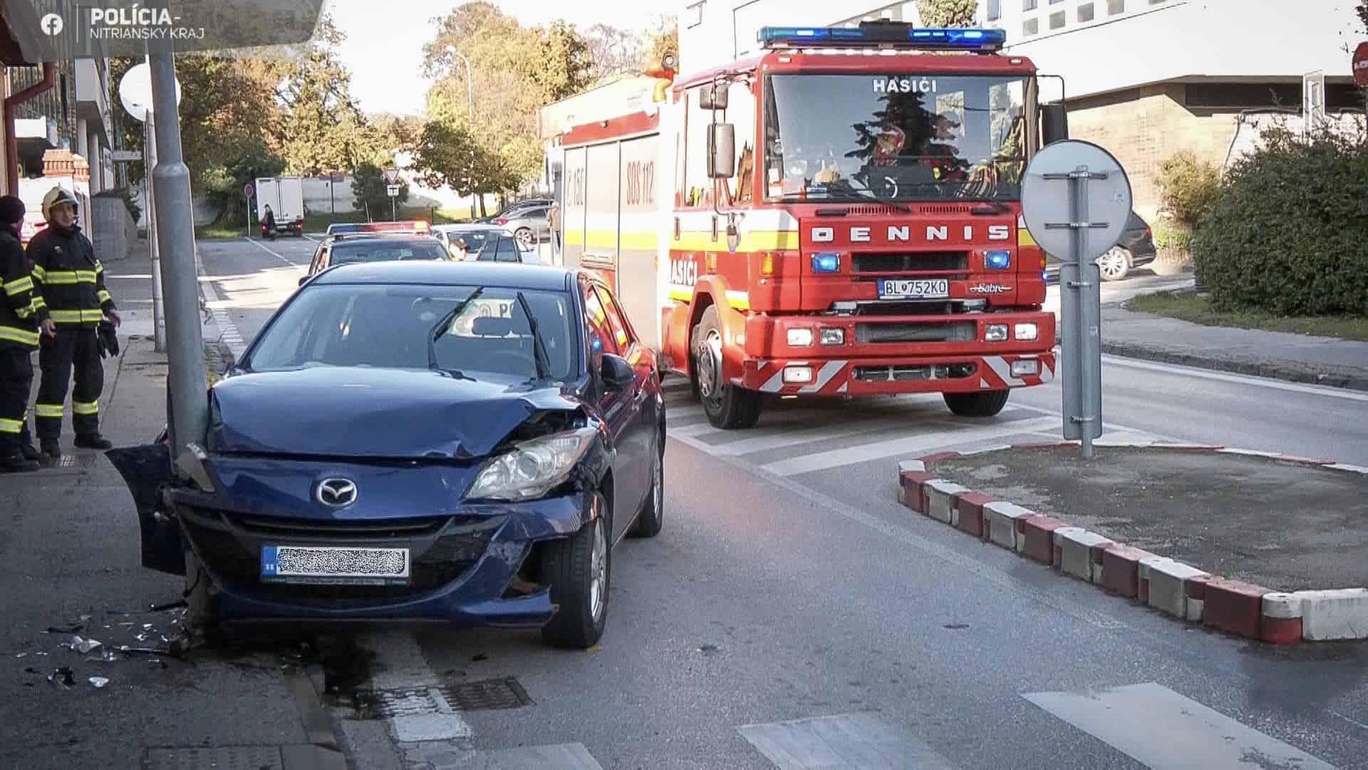 Opitá vodička vystrájala. Narazila do troch áut a pouličného osvetlenia