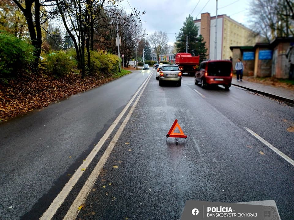 Nehoda komplikuje dopravu. V Banskej Bystrici sa zrazili tri autá
