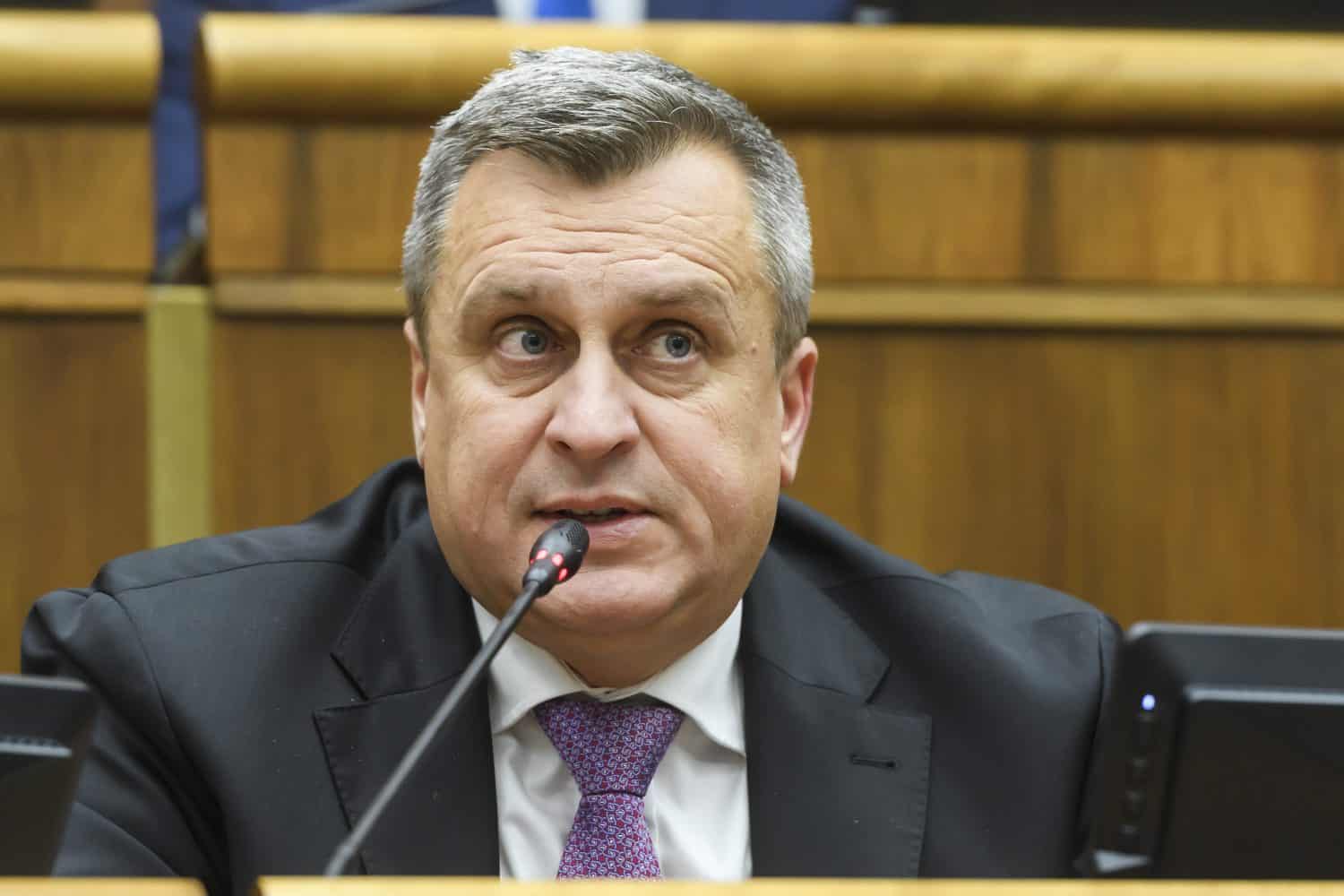 SNS ostro odmieta vstup Ukrajiny do EÚ pod vedením Zelenského, kritizuje aj premiéra Fica